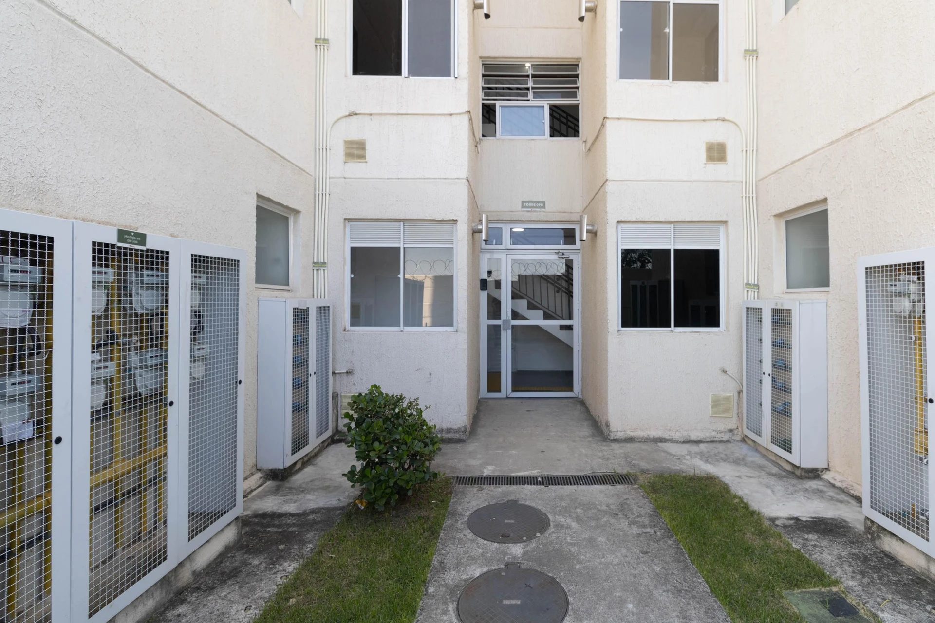Unfurnished 2-bedroom apartment with 1 bath and 2 parking — photo 4