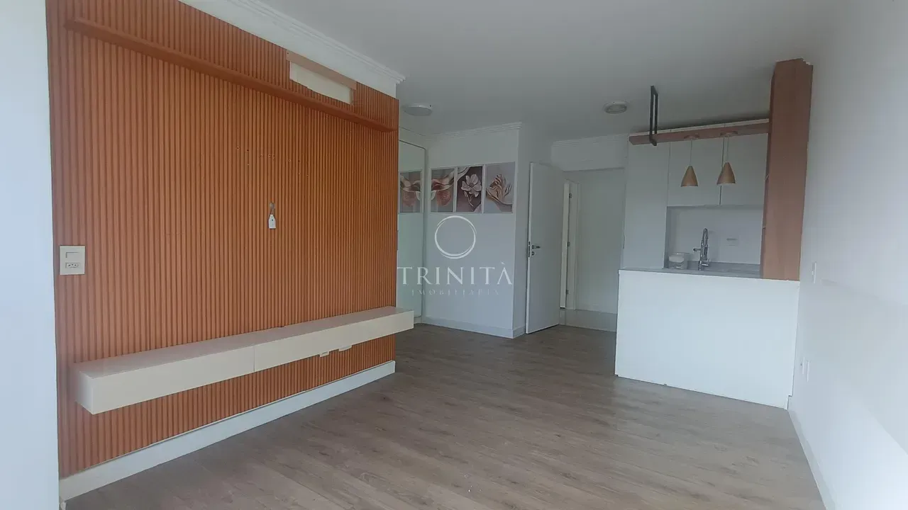 2-suite apartment with enclosed balcony and open-plan kitchen — photo 12