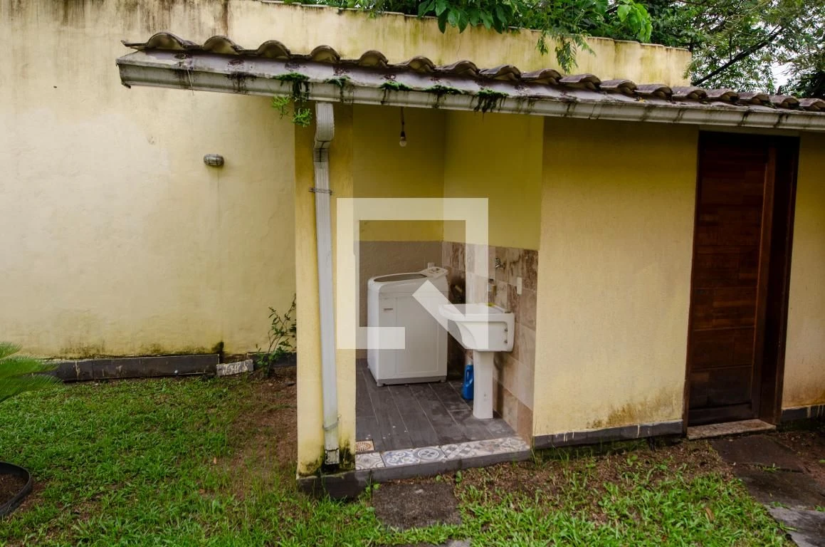 Casa mobiliada com 4 dormitórios e área de lavanderia — photo 56