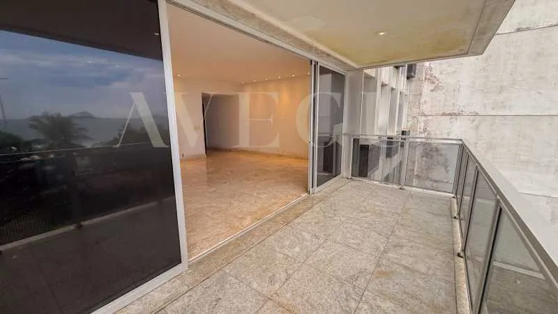 210 m² apartment with a balcony, 3 bedrooms and 5 baths — photo 13