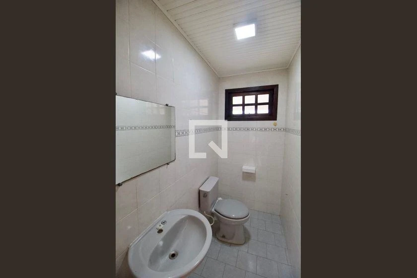 4-bedroom house with wood or laminate floors in Curitiba — photo 13