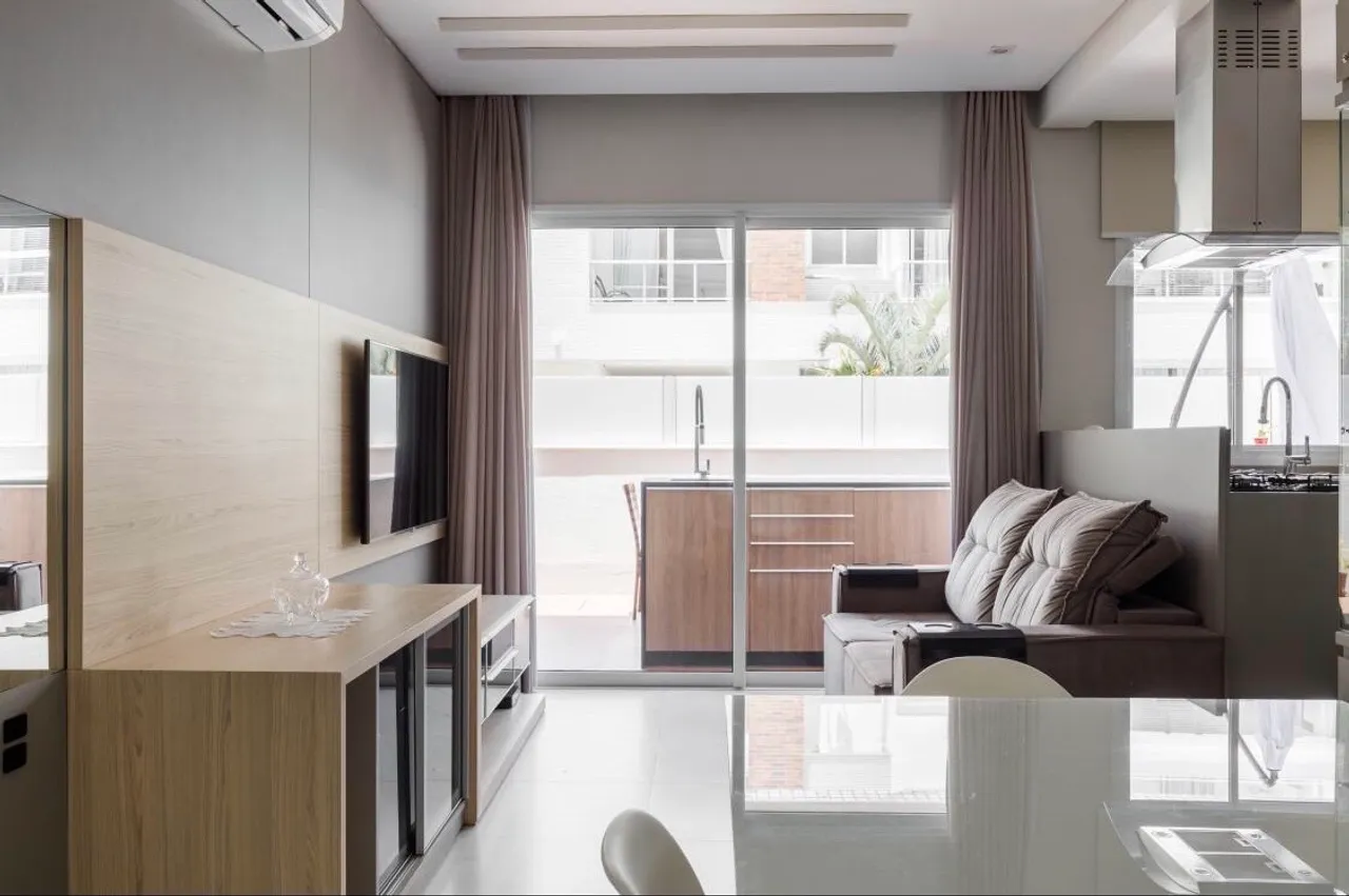 Apartamento com 2 quartos, 2 banheiros e varanda com churrasqueira