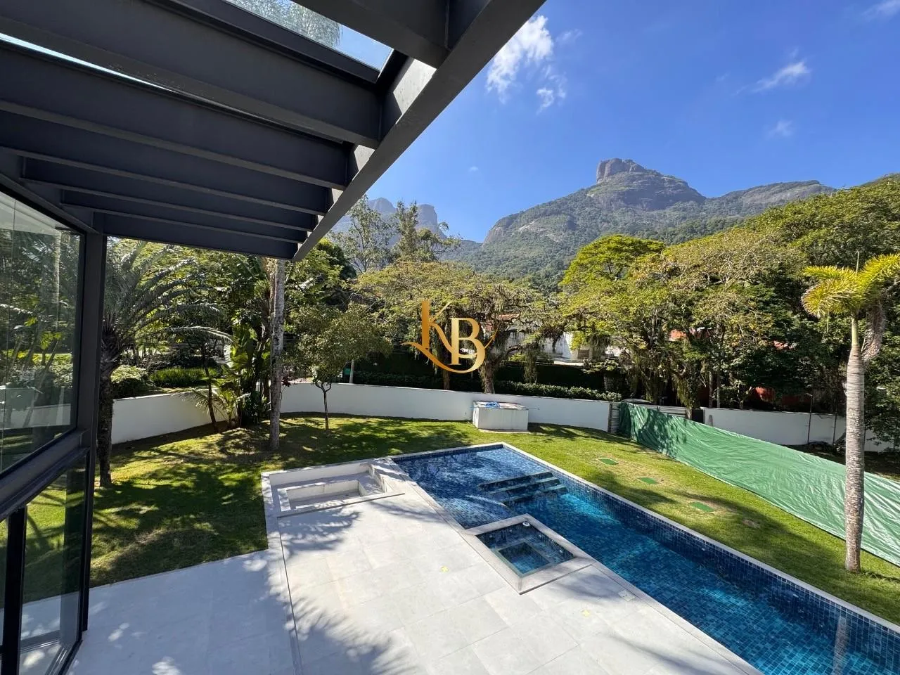 Casa com 5 quartos e área de piscina ao ar livre — photo 26