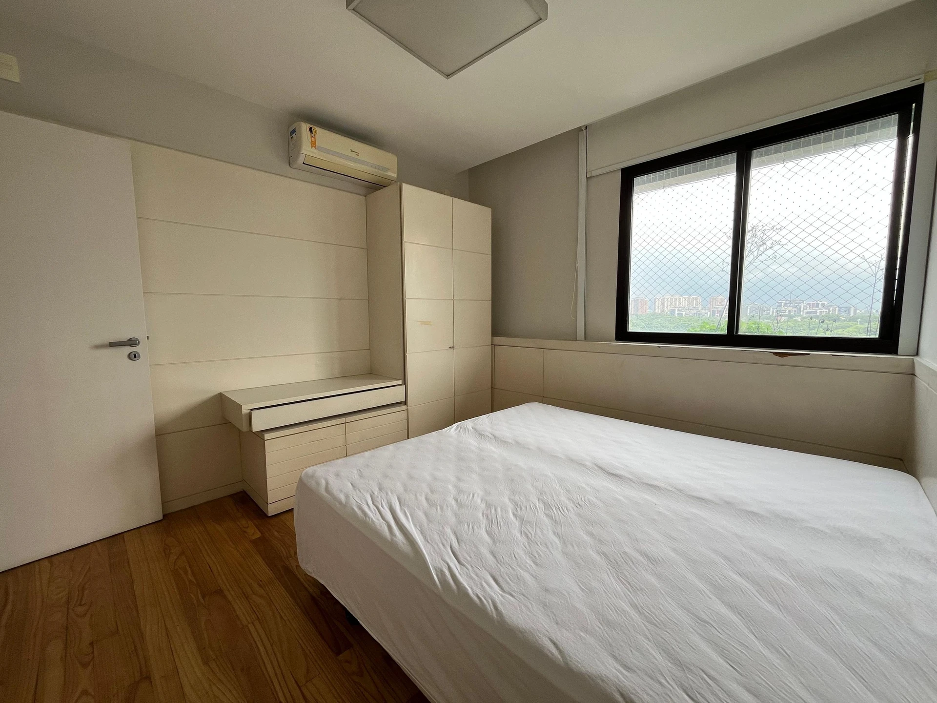 4-bedroom apartment with a water view — photo 19