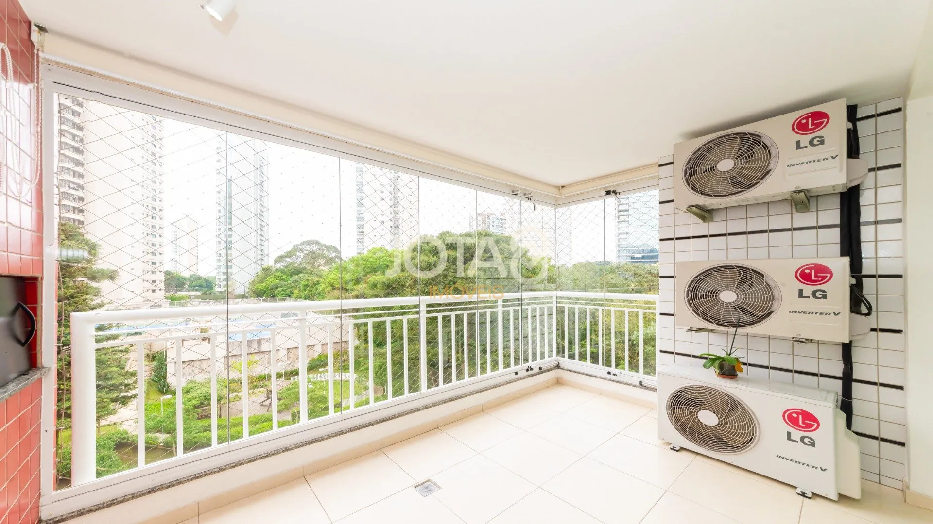 3-bedroom apartment in a building with a gym — photo 2