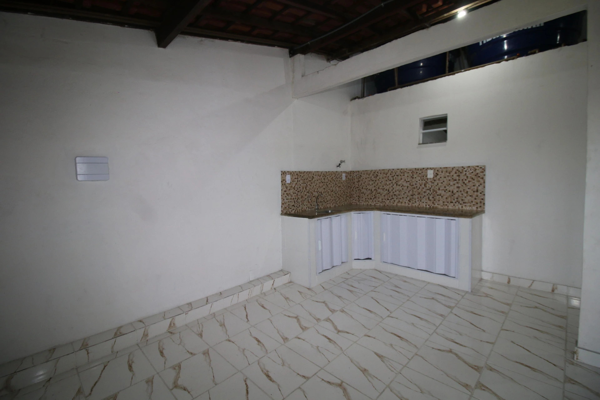 Casa sem mobília com 2 quartos e quintal privativo