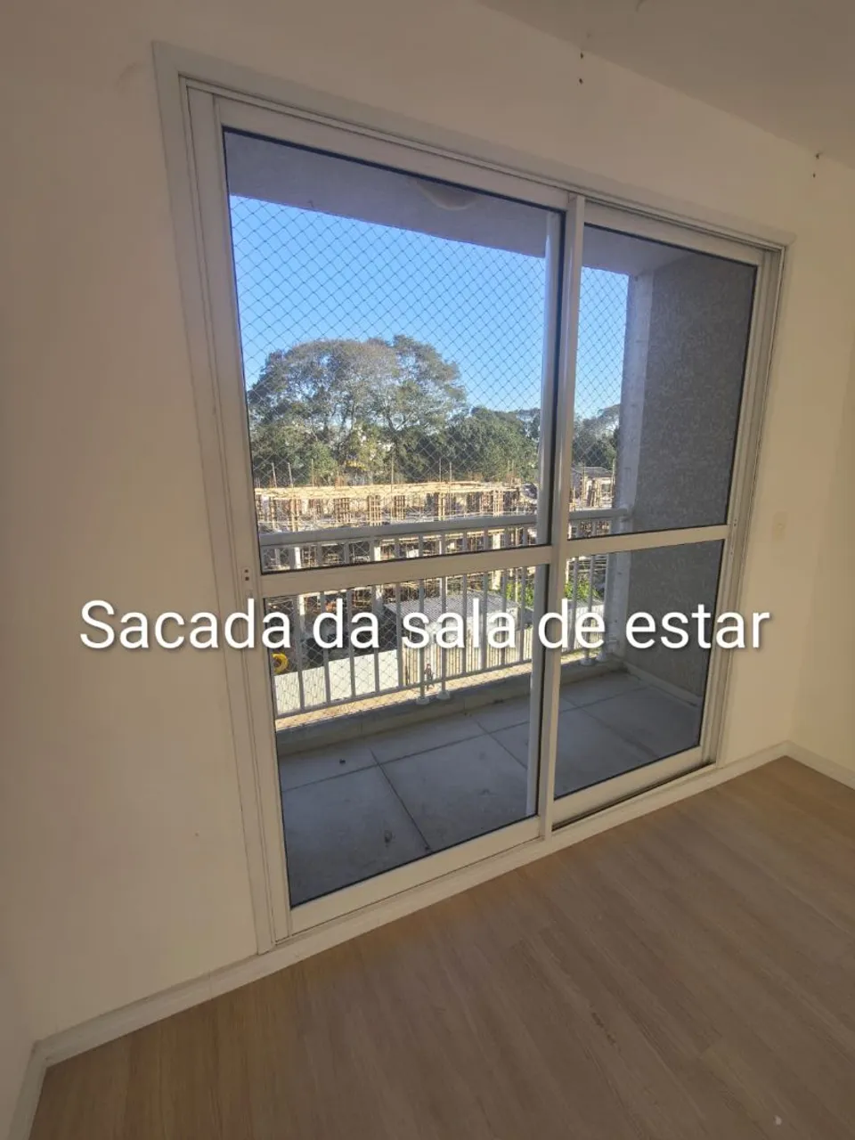 Balcony with a grill in a 2-bedroom apartment, 70 m² — photo 9