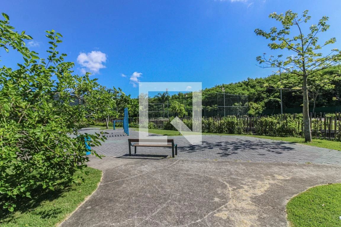Balcony with a grill in a 2-bedroom apartment, 43 m² — photo 4