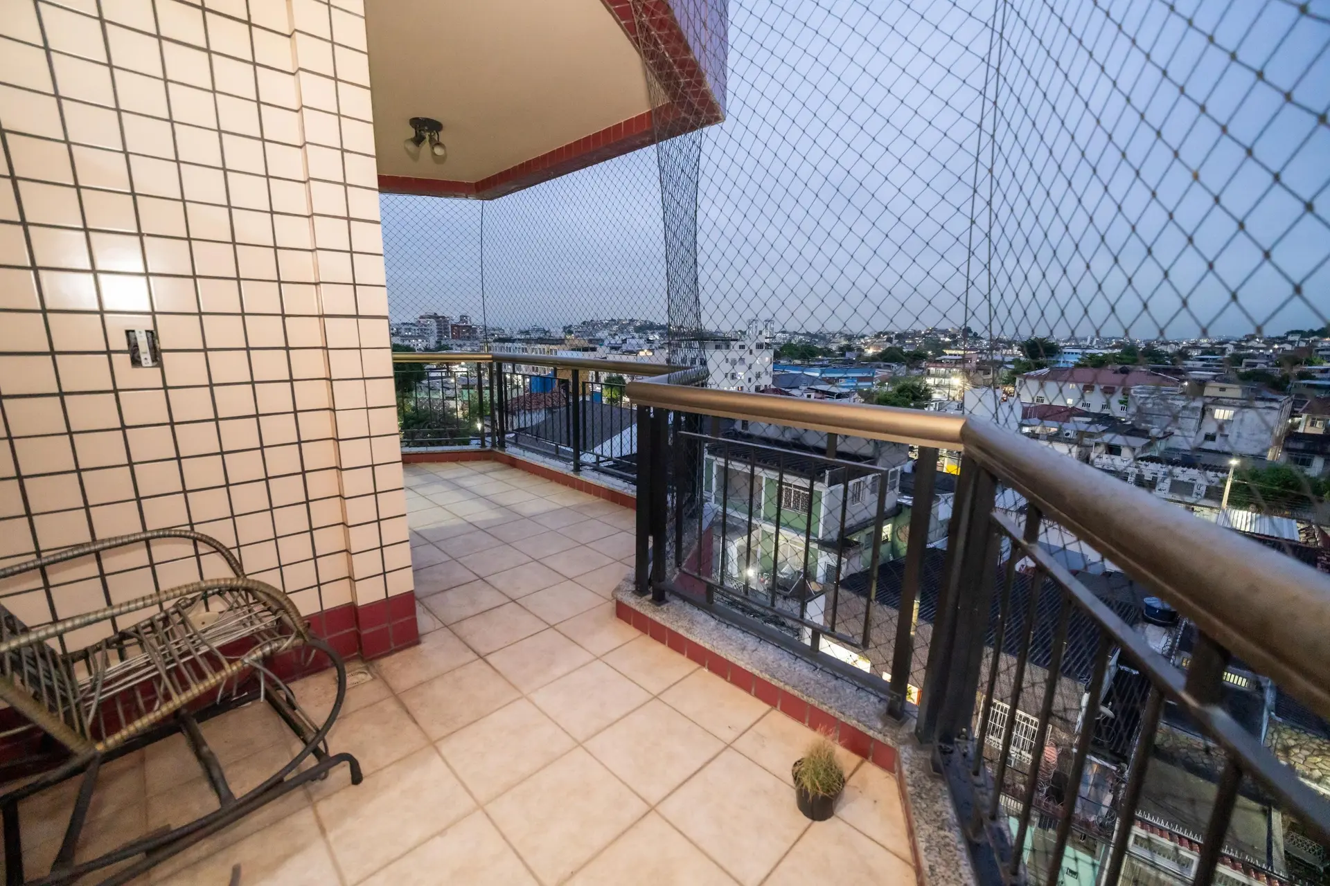 Glass-enclosed balcony in a 4-bedroom apartment, 110 m² — photo 43