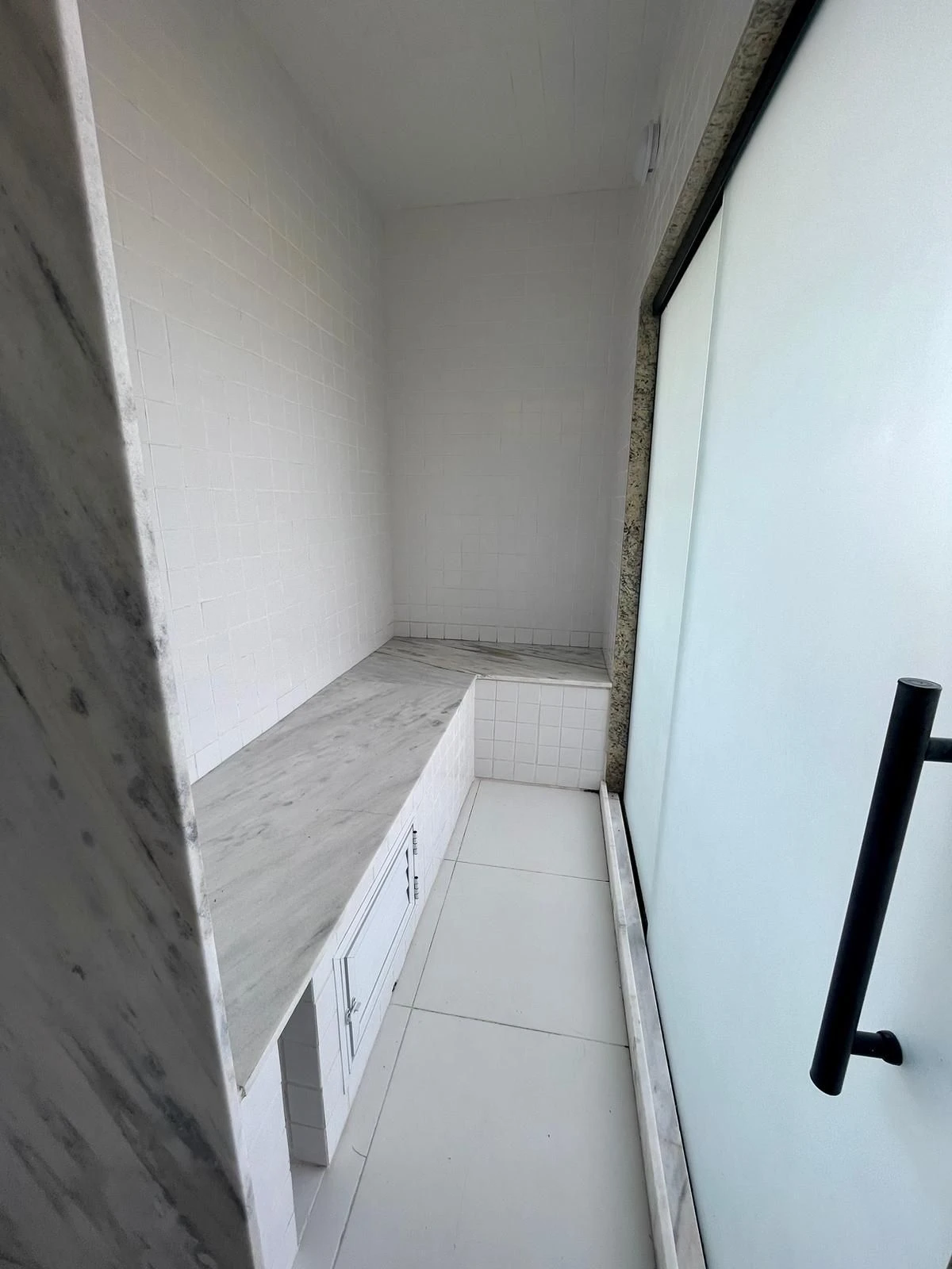 4-bedroom apartment with a grill on the balcony — photo 48
