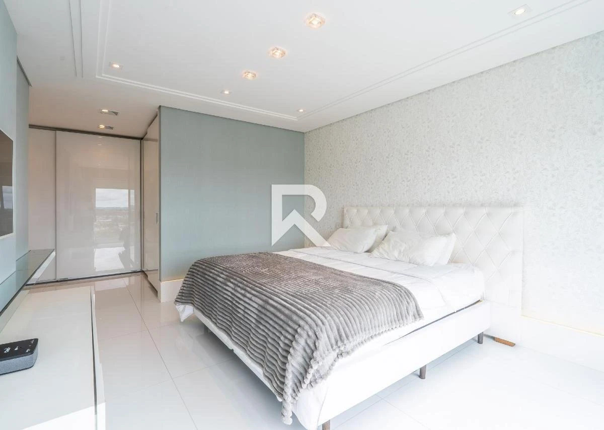 276 m² apartment with a bathtub and floor-to-ceiling windows — photo 4