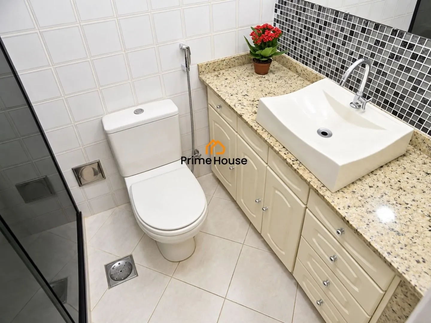 Furnished apartment, 88 m², with a glass-enclosed balcony — photo 7