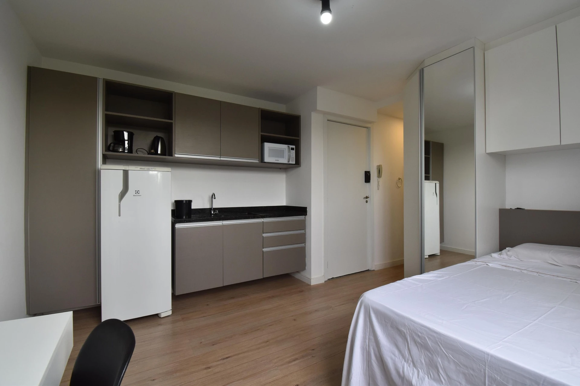 Studio mobiliado em condomínio com academia
