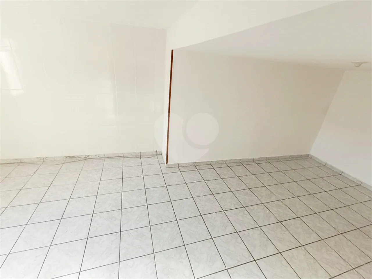 Unfurnished 1-bedroom apartment with a balcony — photo 14