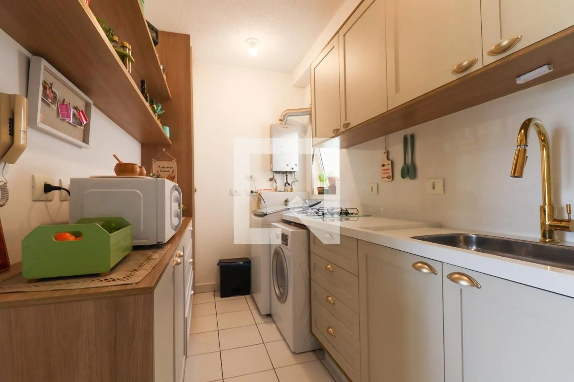 2-bedroom apartment with a glass-enclosed balcony — photo 2