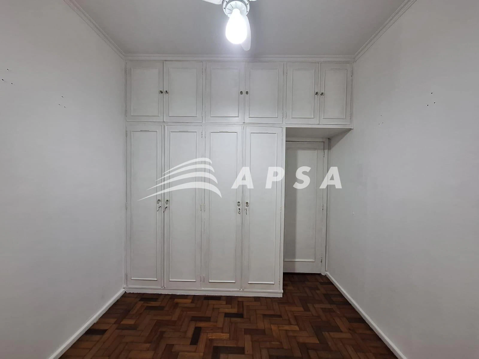 Apartamento de 2 quartos com piso de madeira ou laminado — photo 6