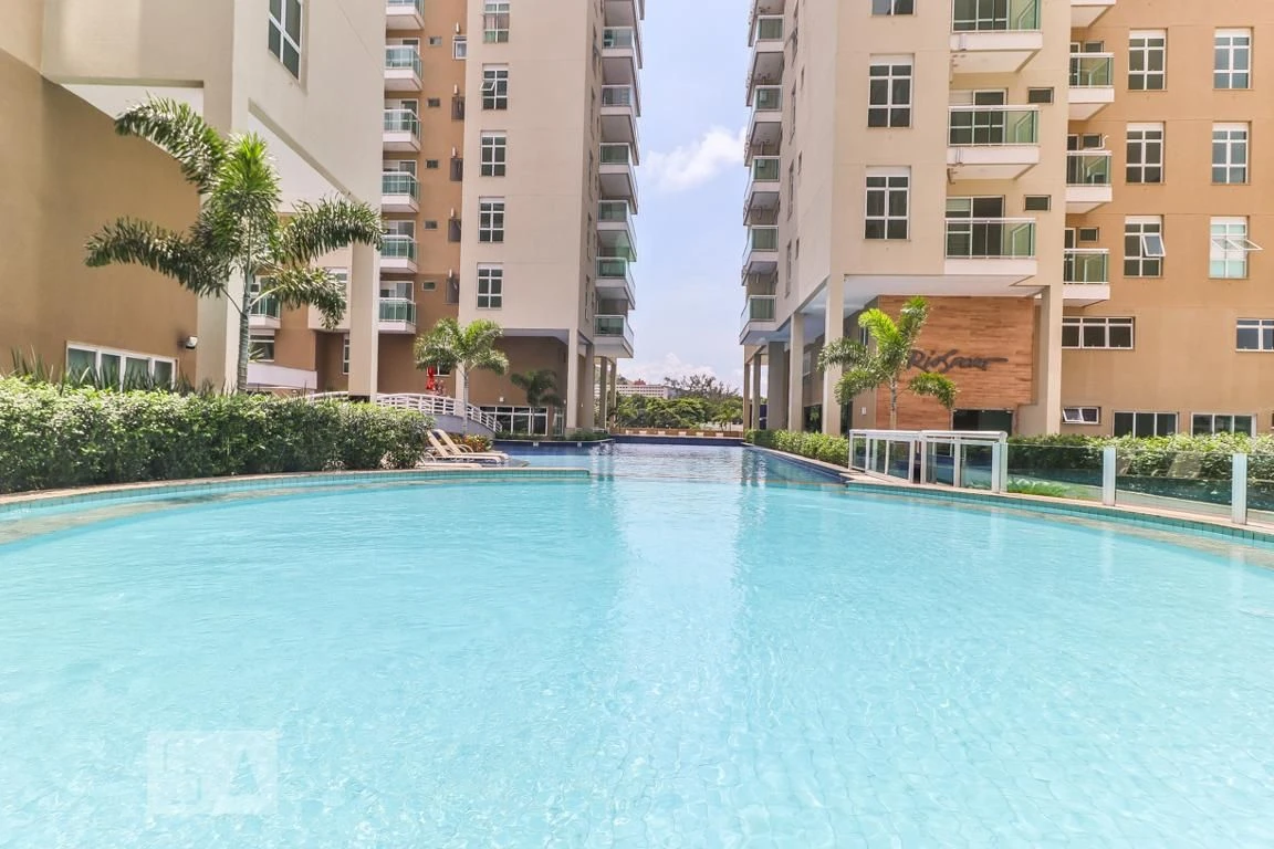 Furnished 1-bedroom apartment with a glassed balcony — photo 32