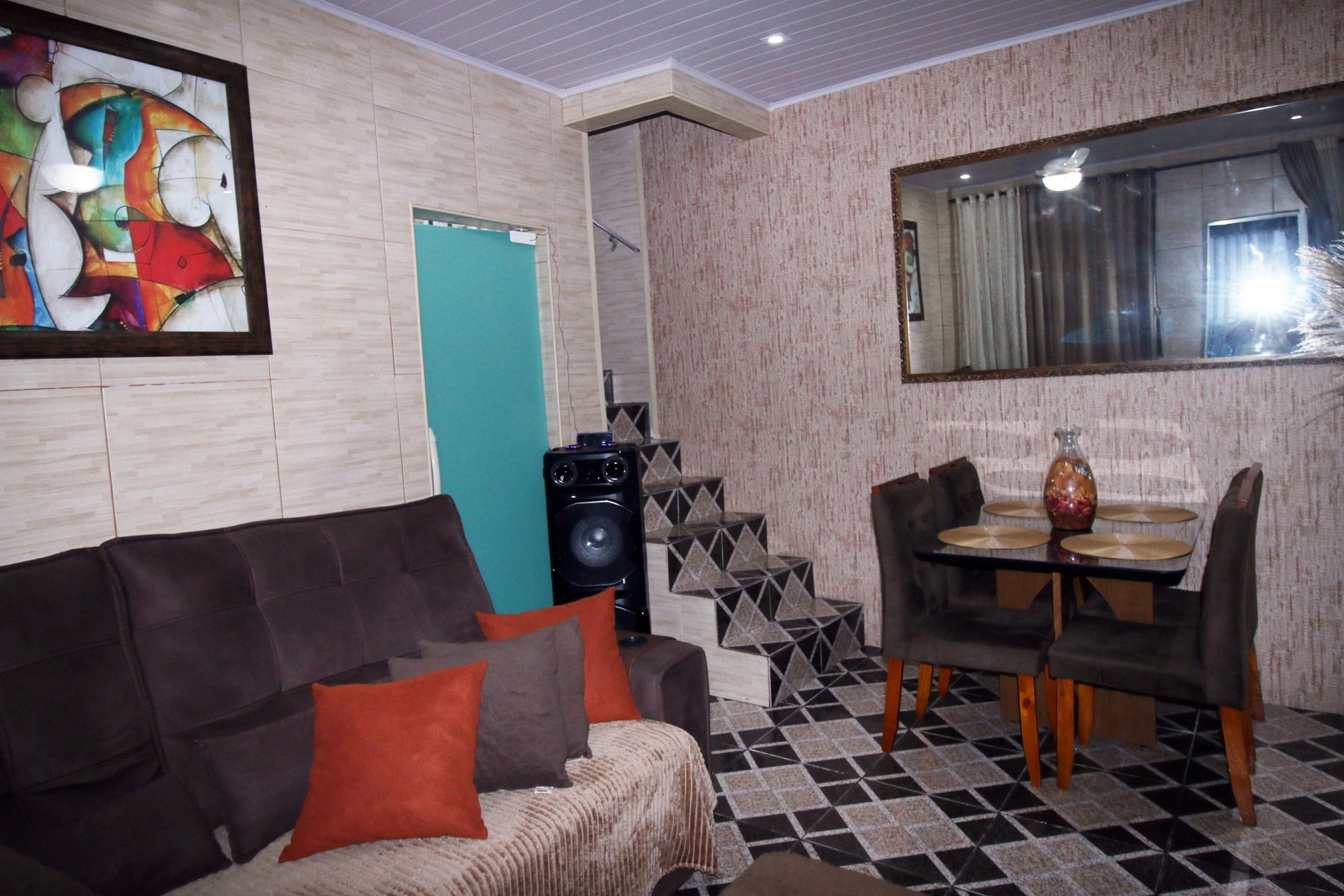 Casa mobiliada com 3 quartos e jardim privativo
