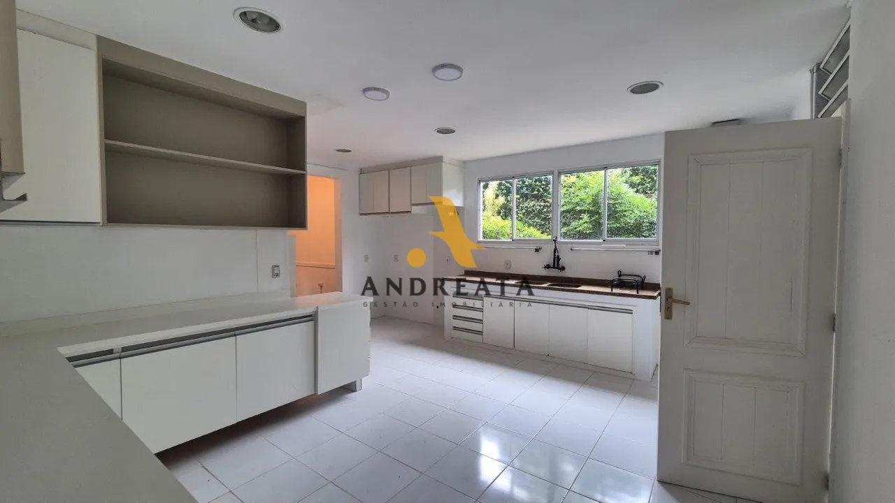 Unfurnished house with 5 bedrooms and 647 m² balcony — photo 46