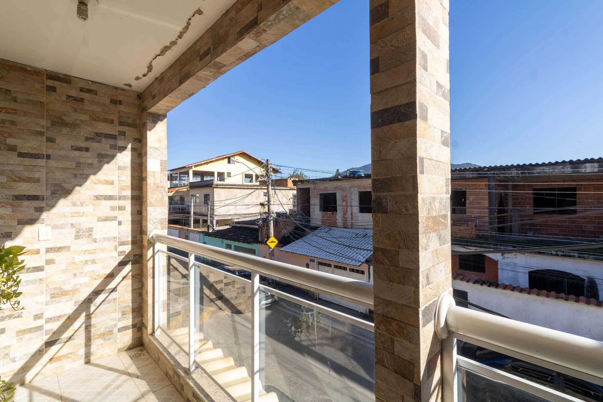 Casa mobiliada com 3 quartos e cozinha com fogão a gás — photo 22