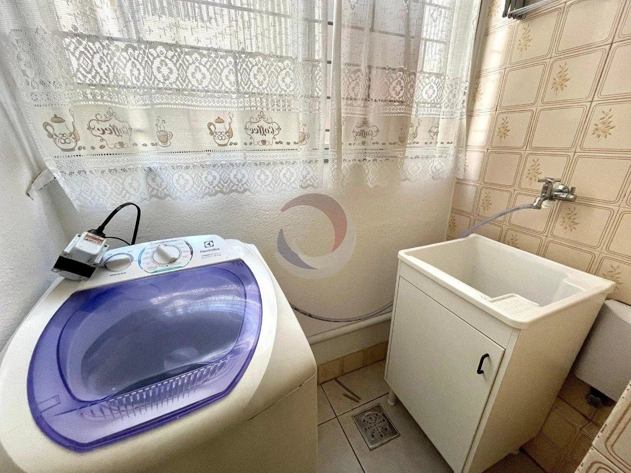 One-bedroom apartment with a washing machine — photo 3
