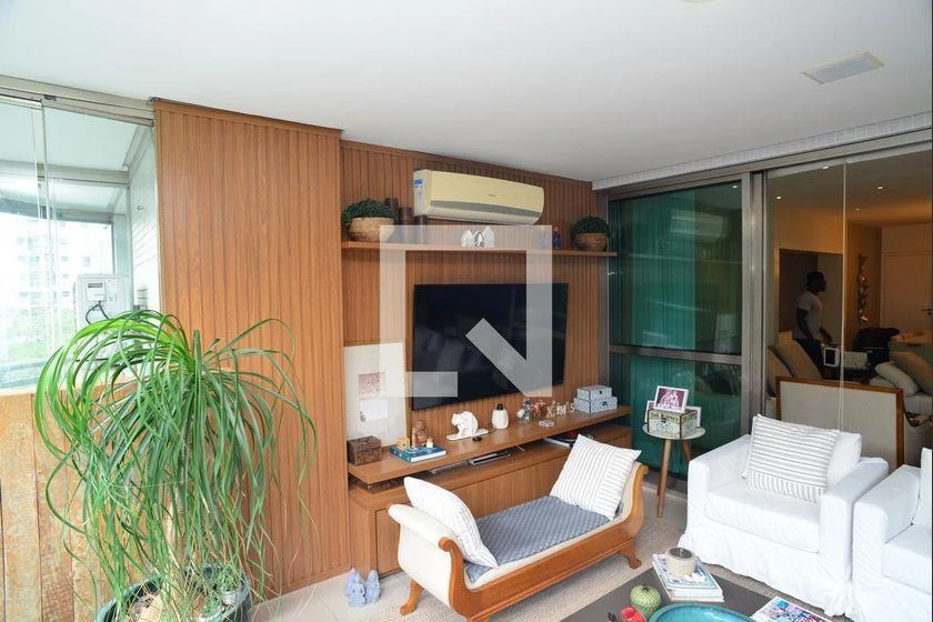 298 m² rental apartment with 4 en-suite bedrooms and balcony — photo 8