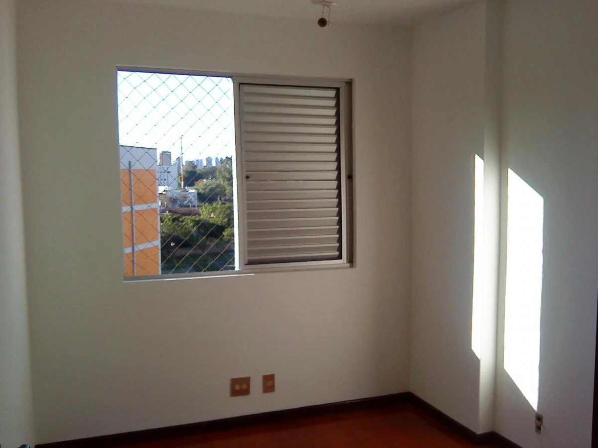 3-bedroom apartment with wood or laminate floors — photo 10