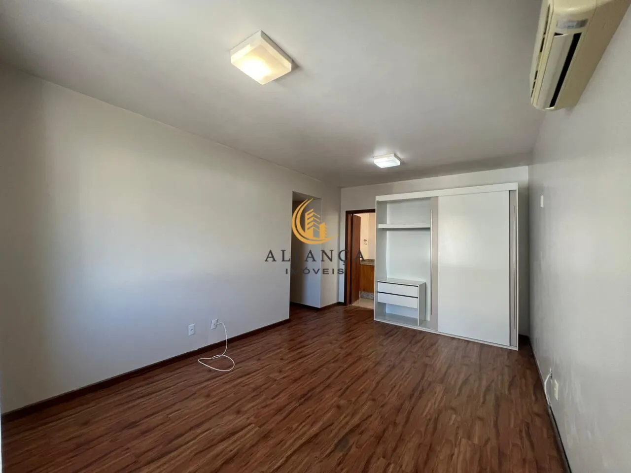 4-bedroom apartment with a working washing machine — photo 3