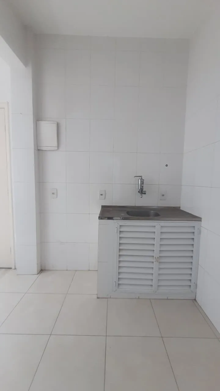 Apartamento com 2 quartos e banheiro com box de vidro — photo 3