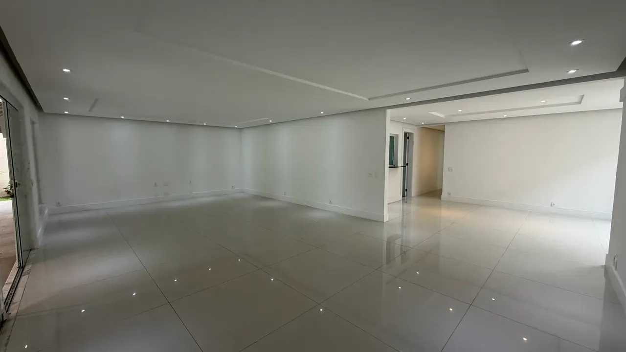 Single-story house with a private garden and 4 bedrooms — photo 3