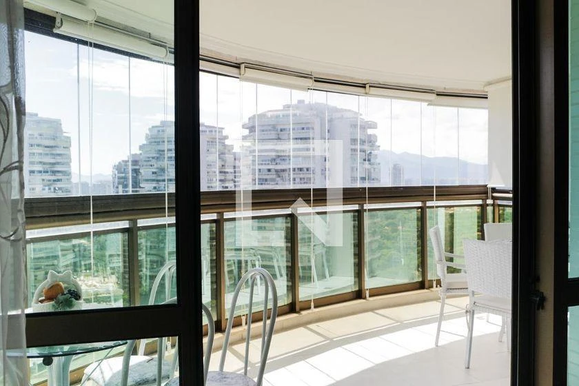 Furnished apartment, 150 m², with a glass-enclosed balcony