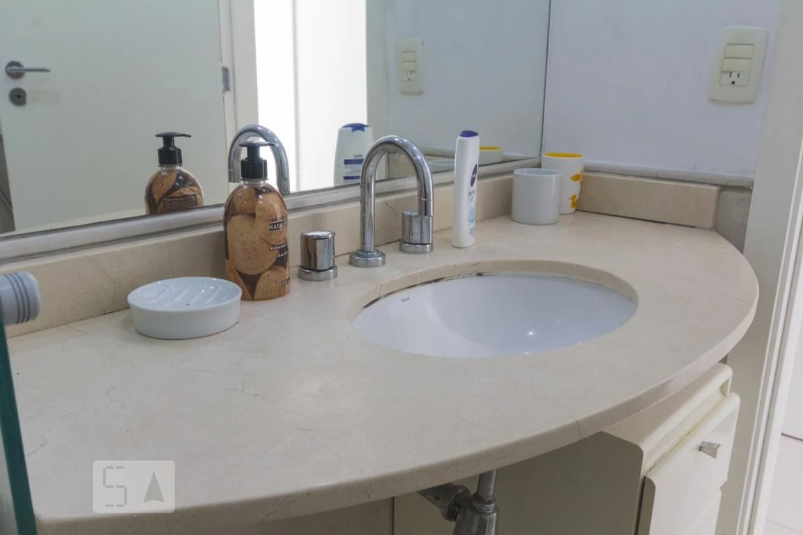 Furnished apartment with 2 en-suites and a balcony — photo 46