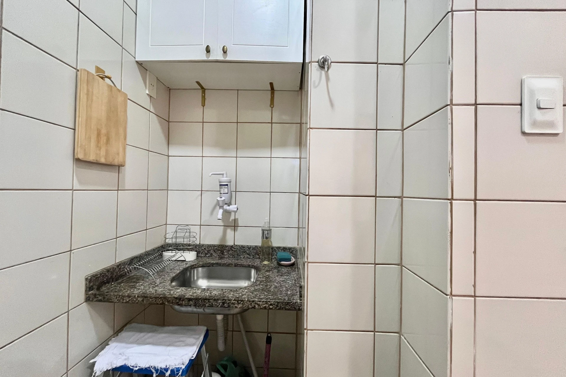 Furnished 1-bedroom apartment with a compact kitchen — photo 25