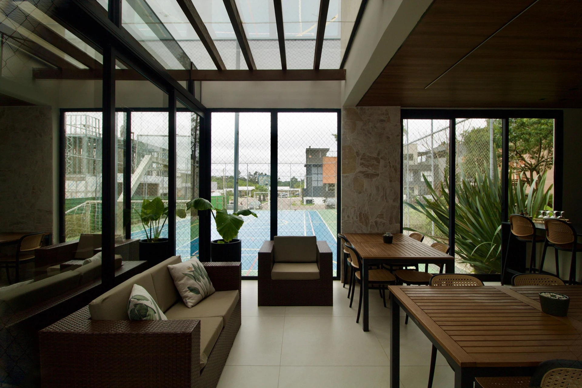 Floor-to-ceiling windows in a 3-bedroom house, 160 m² — photo 61