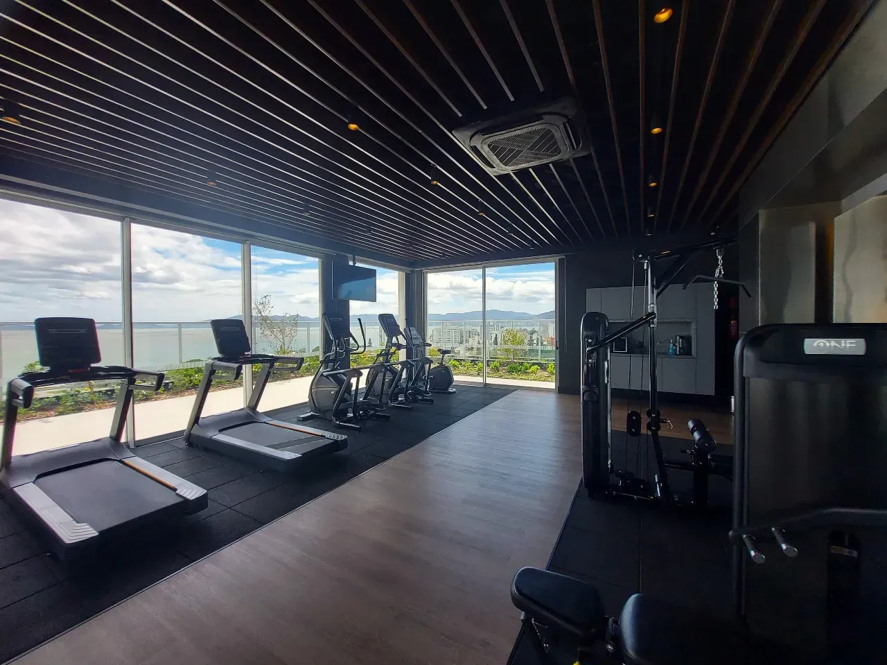 Apartamento de 3 suites con jardín privado y 2 plazas — photo 7