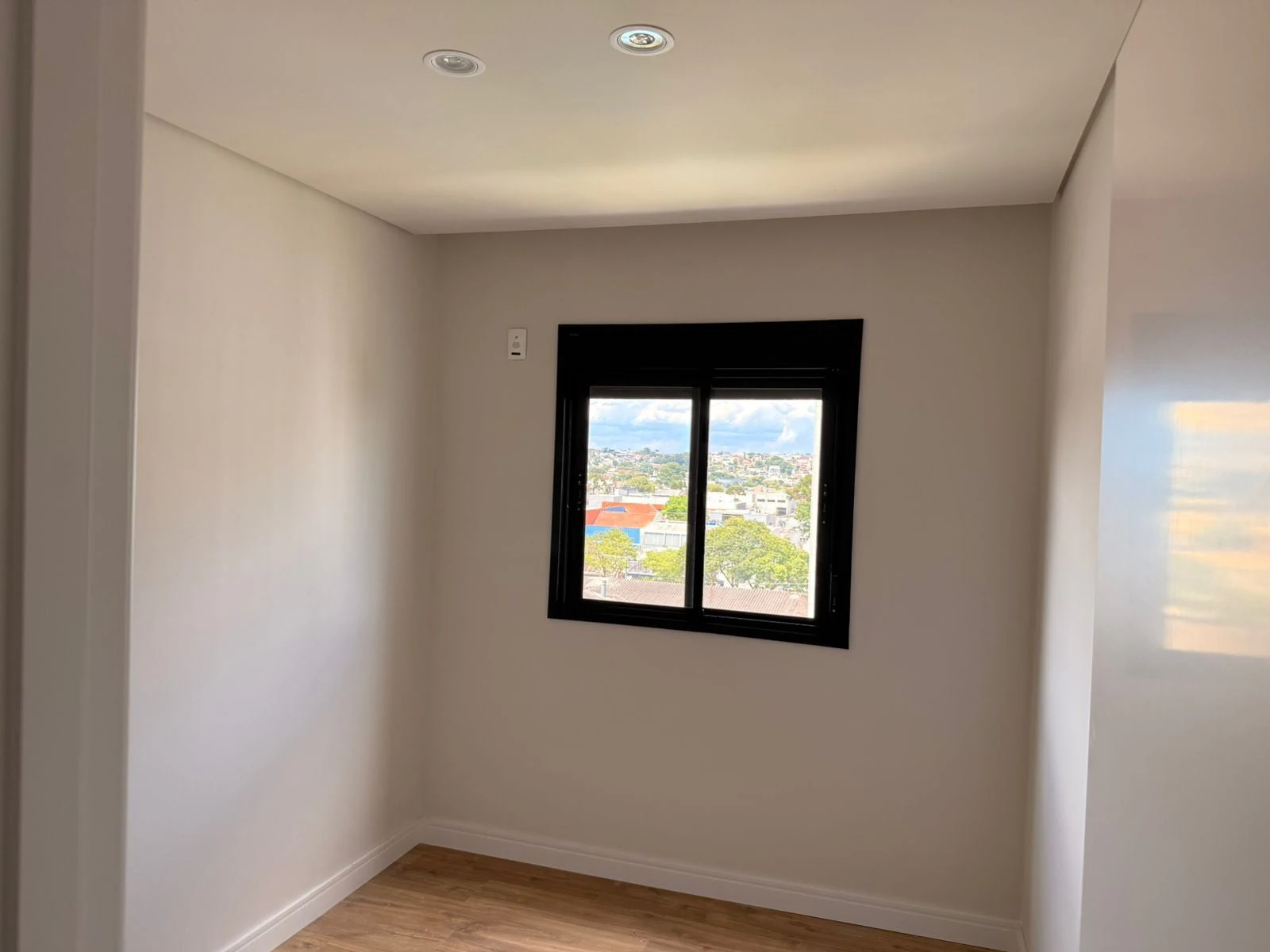 Balcony with a grill in a 2-bedroom apartment, 49 m² — photo 16