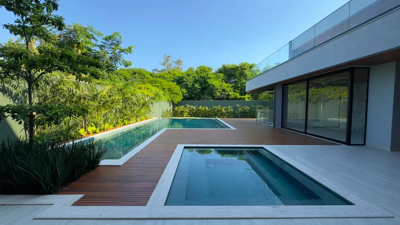 House with 5 bedrooms and floor-to-ceiling windows — photo 9