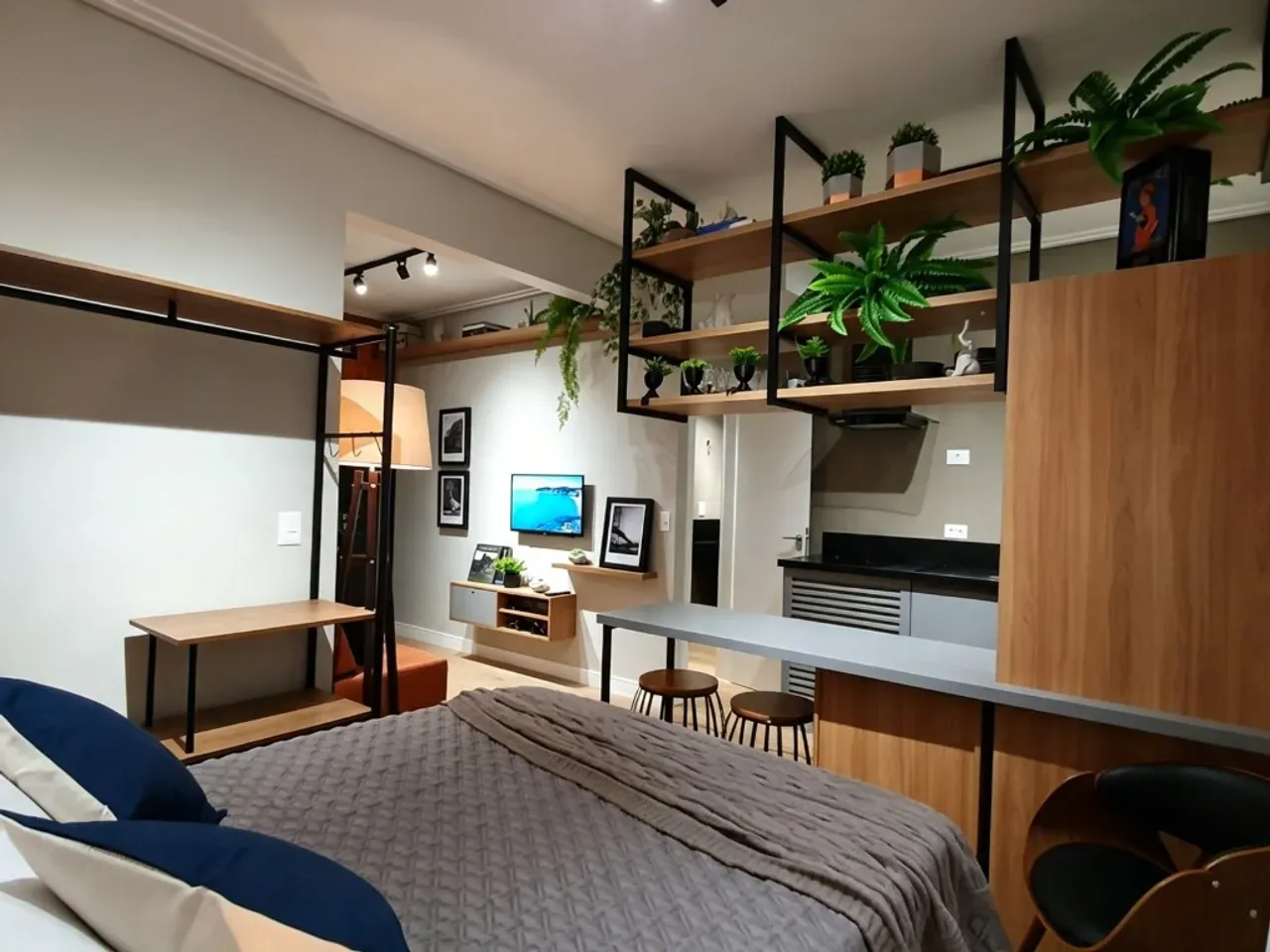 Estudio amueblado con estilo industrial y cocina abierta — photo 5
