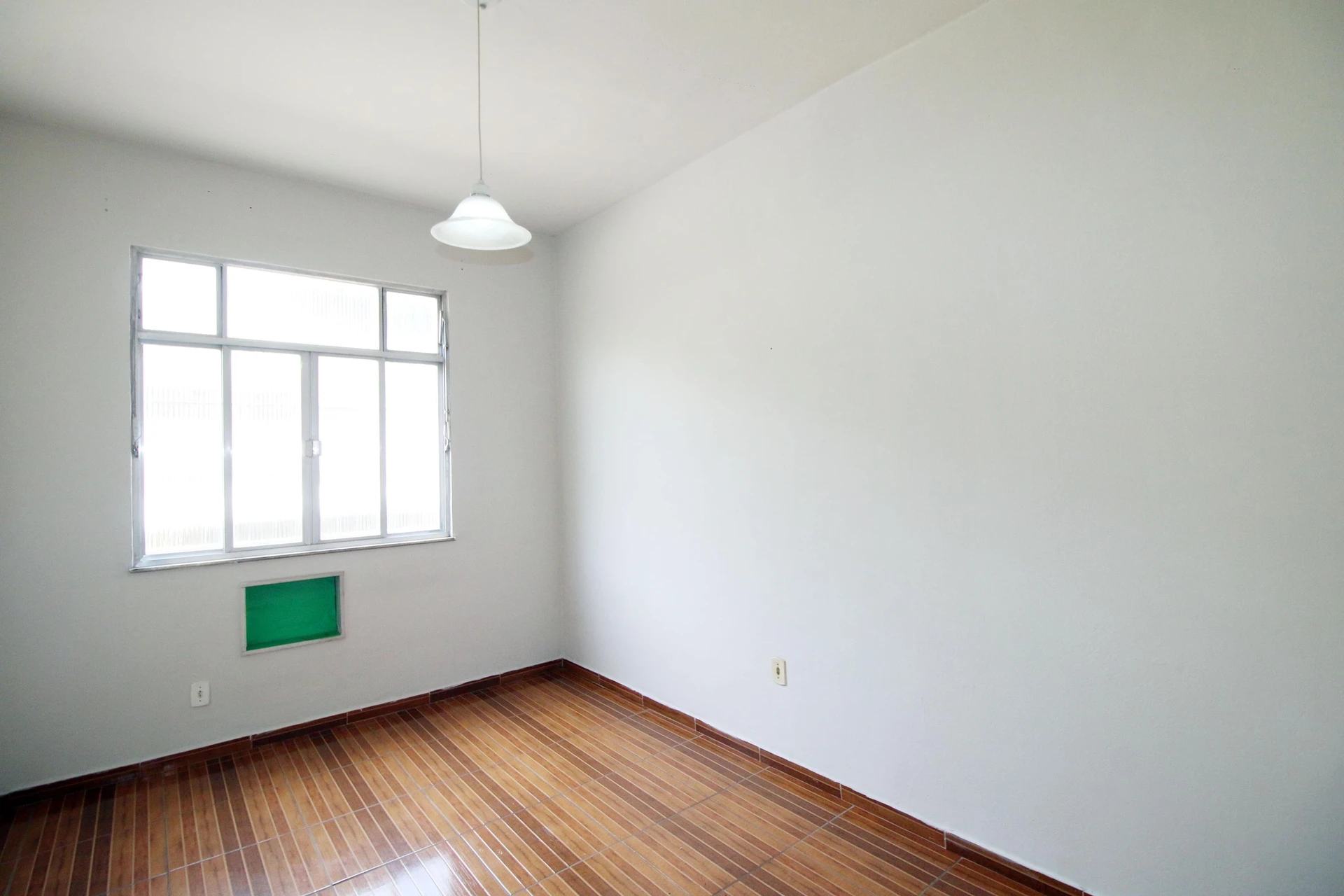 Apartamento de 2 quartos com piso de madeira ou laminado — photo 21