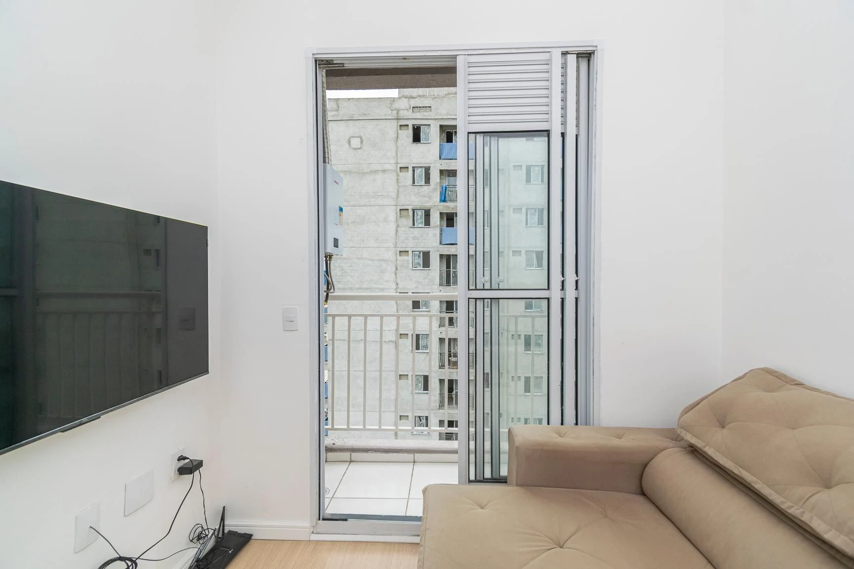 One-bedroom apartment with a washing machine — photo 17
