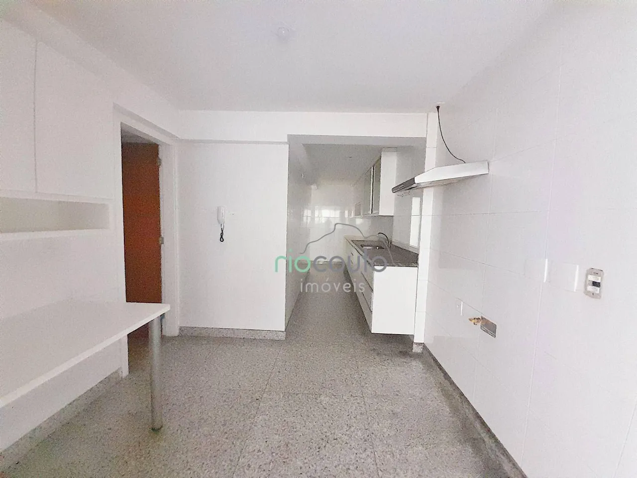 Apartamento de 4 dormitórios com 5 banheiros e área 198 m² — photo 11