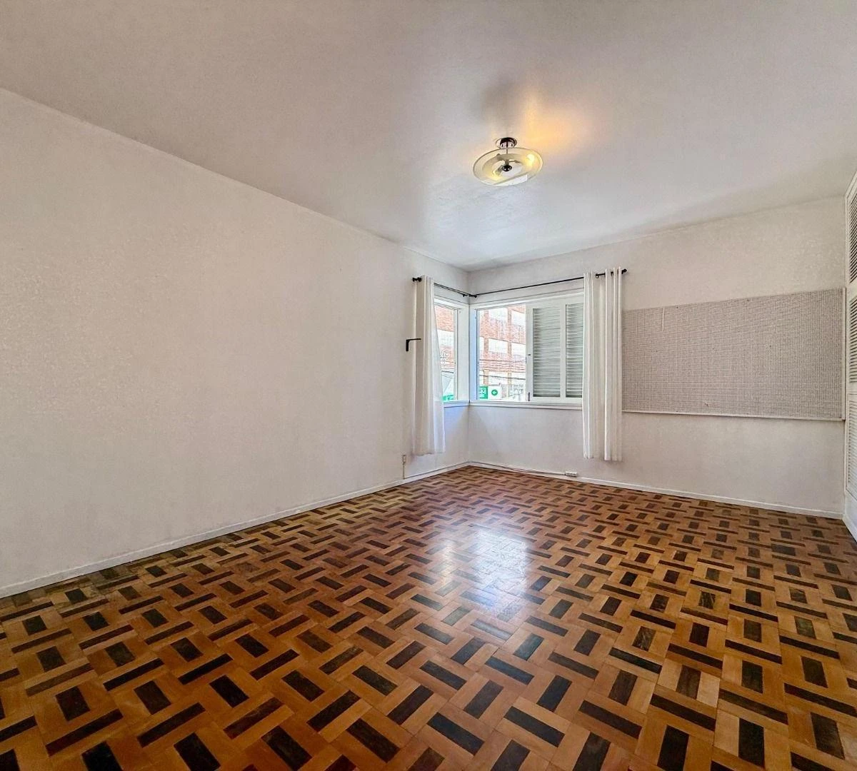 House, 286 m², with wood or laminate floors — photo 5