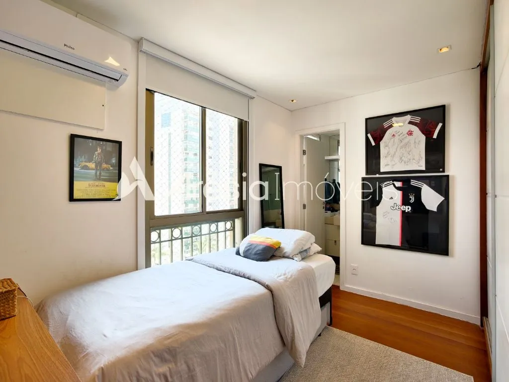Balcony with a grill in a 4-bedroom apartment, 178 m² — photo 30