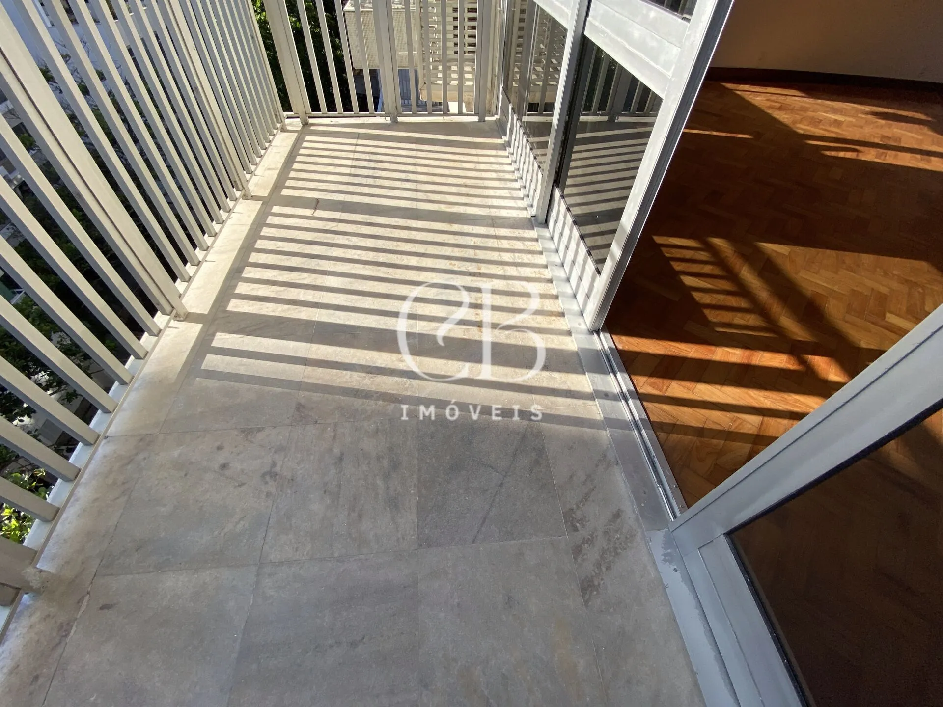 Apartment with 4 bedrooms and a glass-enclosed balcony — photo 23