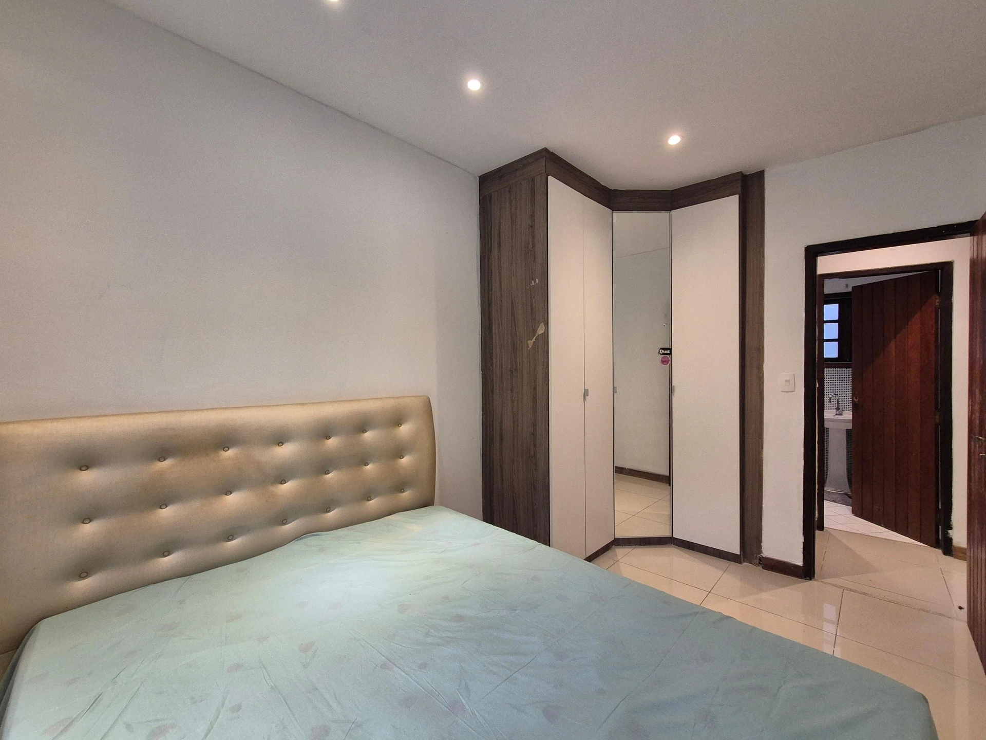 Balcony with a grill in a 3-bedroom house, 150 m² — photo 7
