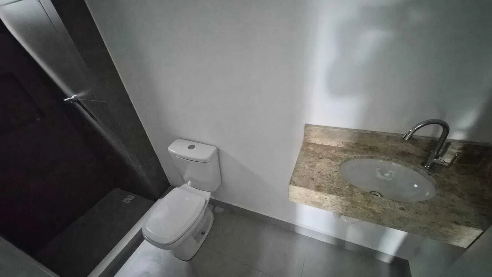 One-bedroom apartment in a building with a coworking space — photo 8