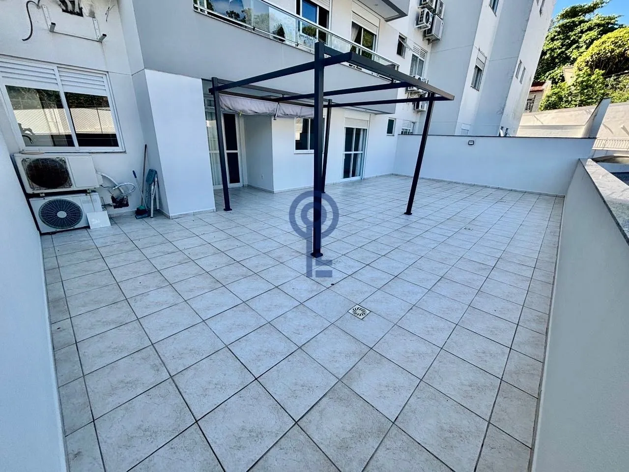 2-bedroom apartment in a building with a gym — photo 11