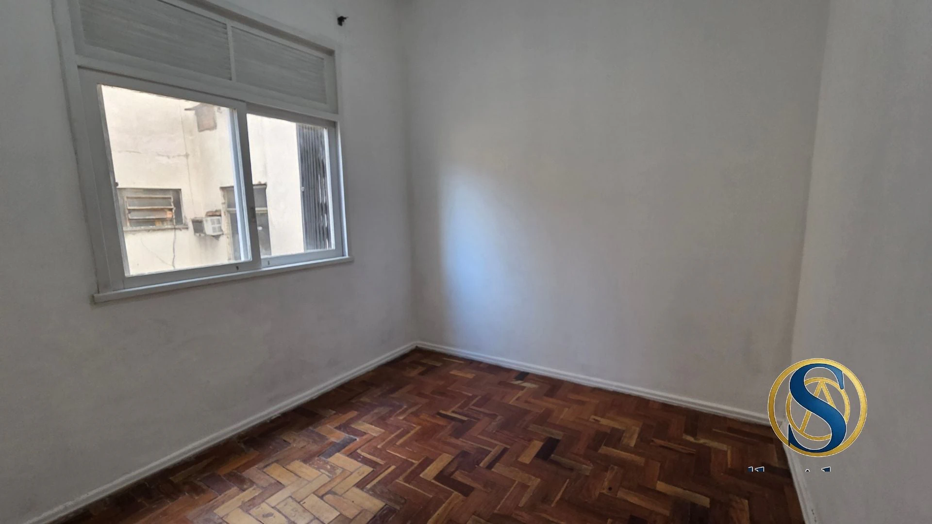 Wood or laminate floors in a 2-bedroom apartment, 40 m² — photo 14