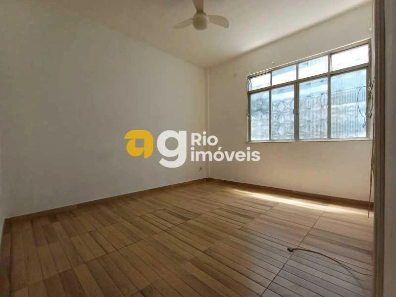 Departamento de 1 dormitorio con piso de madera o laminado