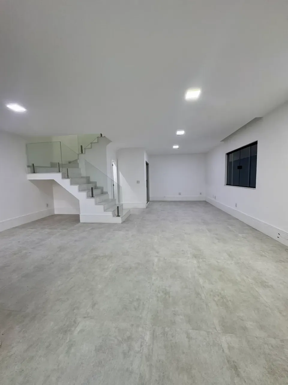 Casa sem mobília com 4 quartos, 5 banheiros e cozinha integrada — photo 11